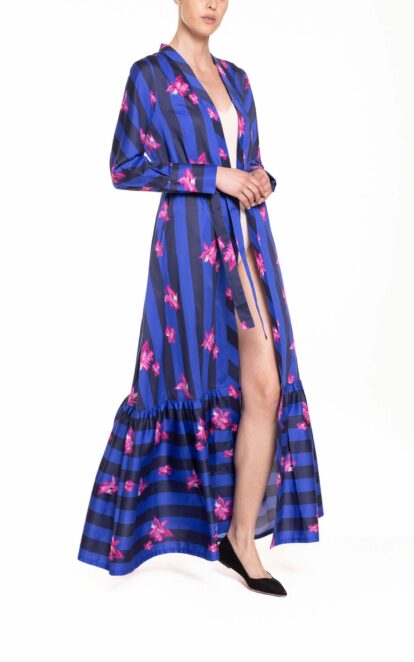 Soprabito lungo con manica lunga e ruches riga blu e bluette con fiore fucsia