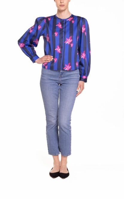 Camicia girocollo riga blu e bluette con fiore fucsia