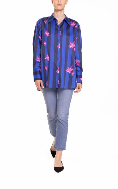 Camicia oversize riga blu e bluette con fiore fucsia