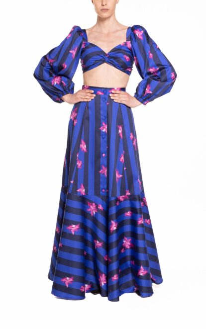 Crop top con maniche a sbuffo riga blu e bluette con fiore fucsia