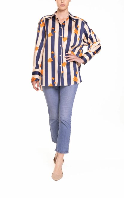 Camicia oversize riga blu e panna con fiore arancio
