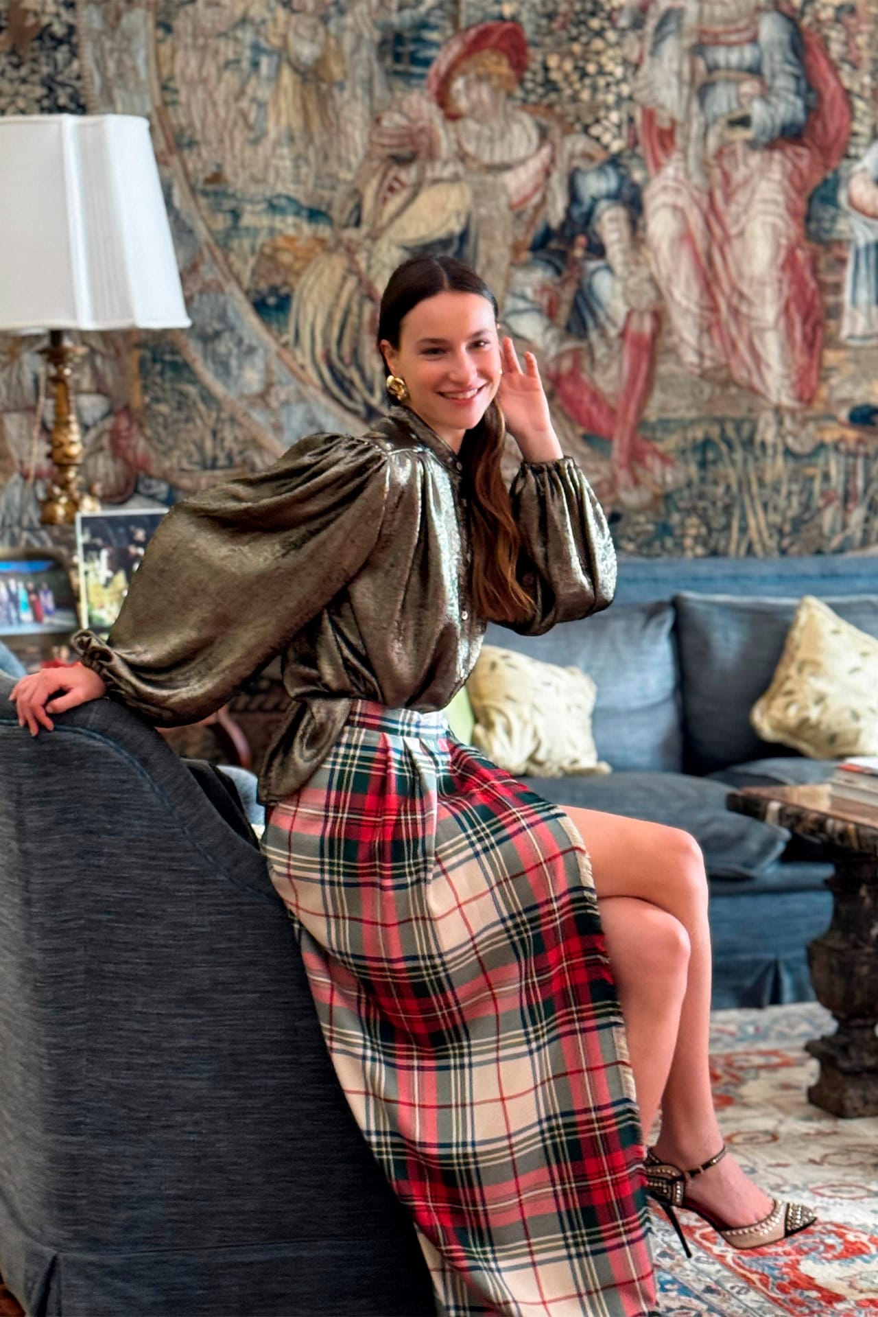 Modella con camicia argento e gonna portafoglio con frange tartan bianca e verde – look elegante e moderno POUPINE
