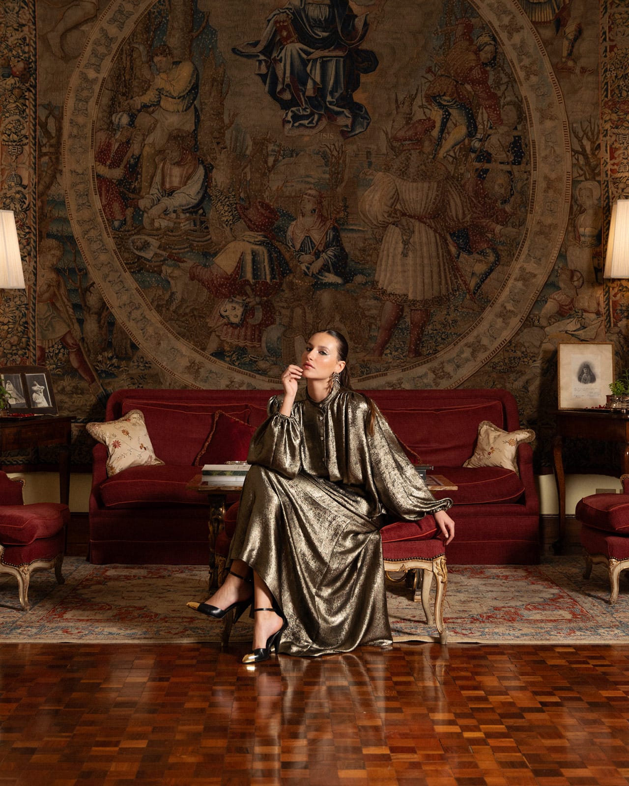 Look donna con camicia oro a maniche ampie – outfit elegante e moderno POUPINE