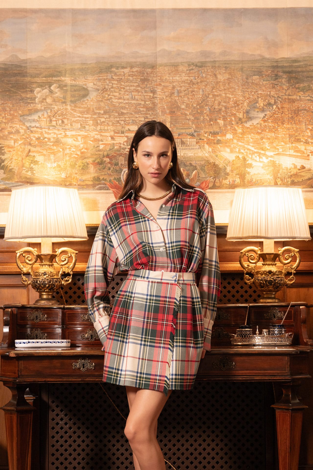 Look donna con camicia over tartan bianca e verde abbinata a minigonna tartan bianca e verde – outfit elegante e moderno POUPINE