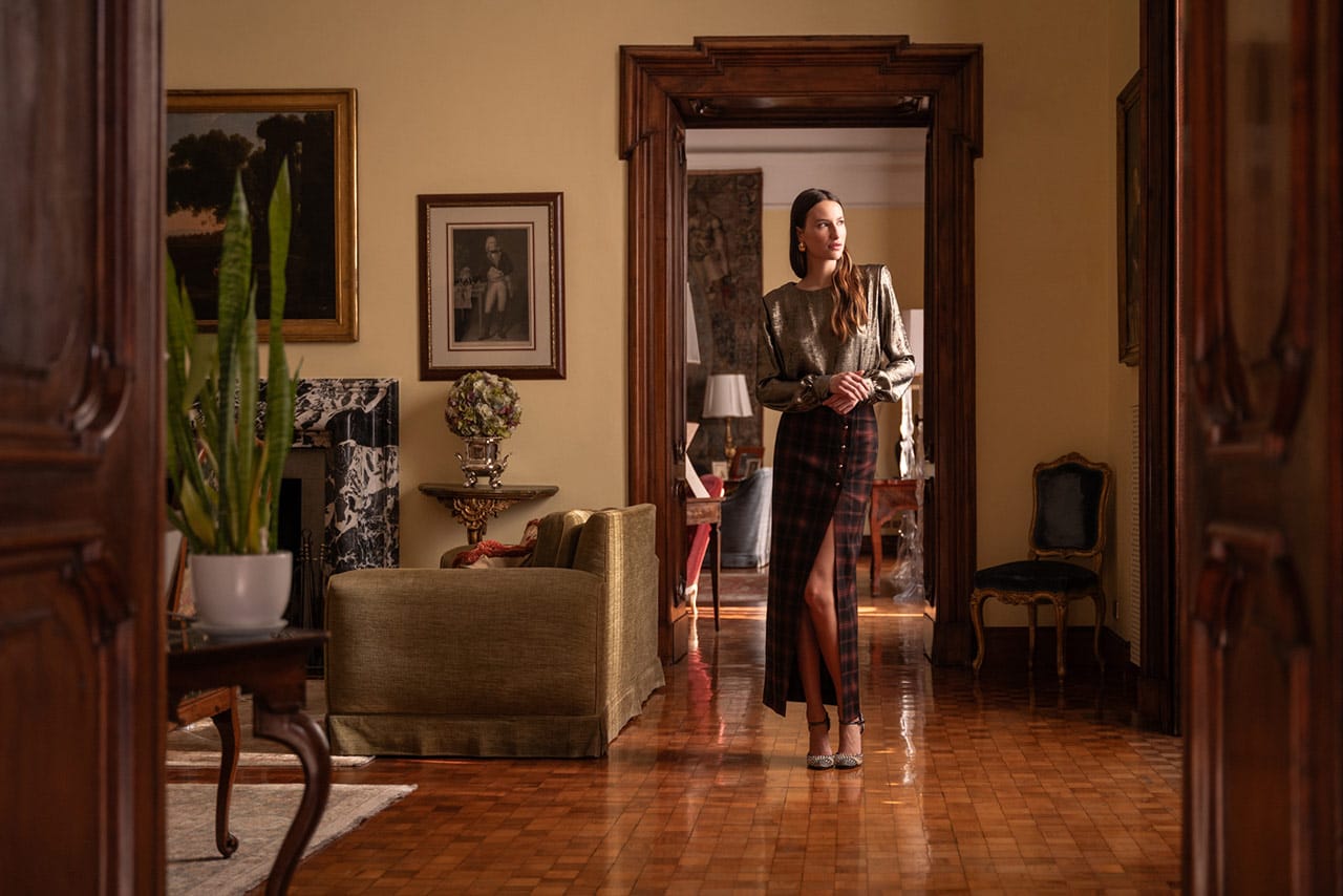 Outfit donna con top con spalline oro e tubino con spacco e bottoni oro – look elegante e moderno POUPINE