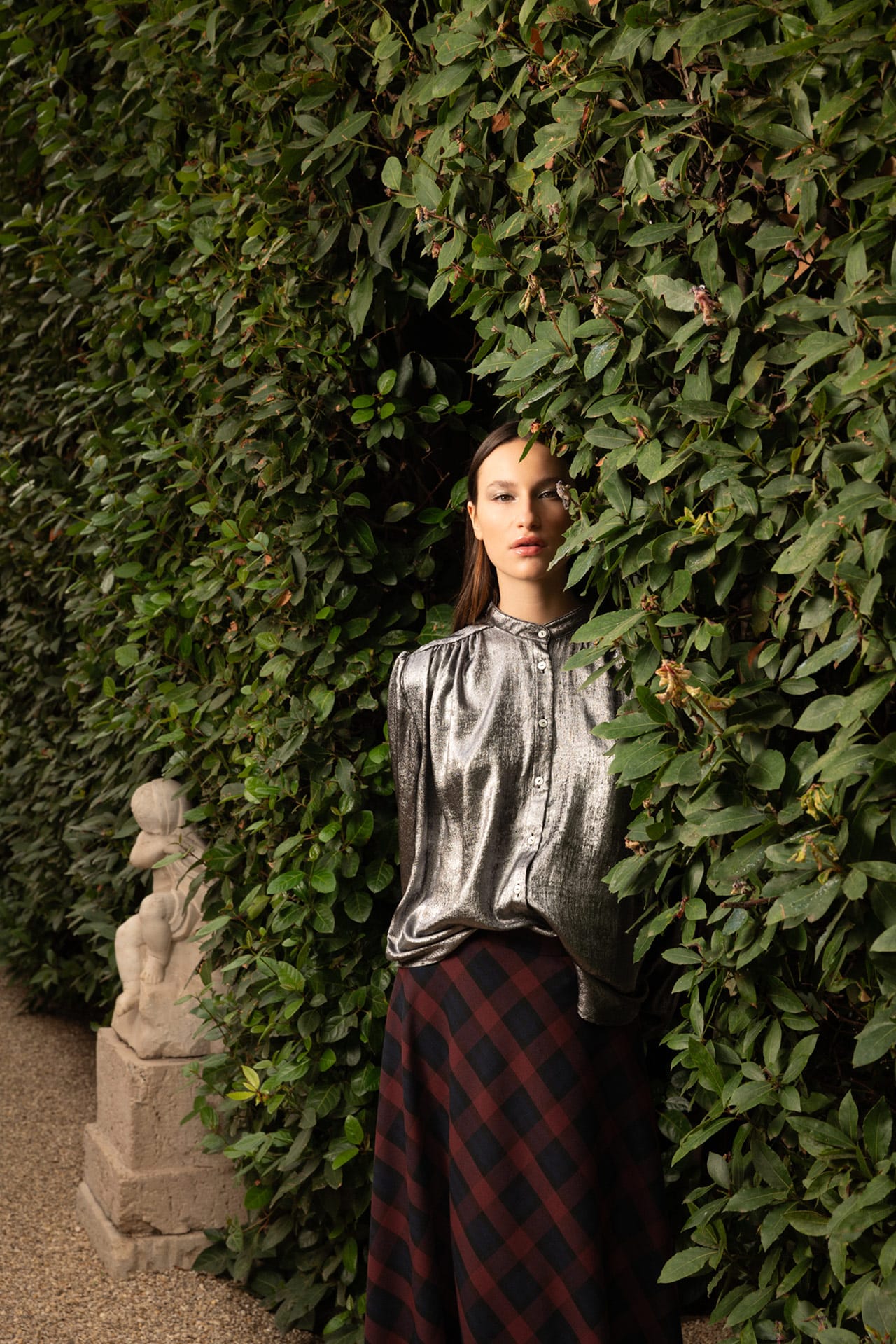 Look donna con camicia argento – outfit elegante e moderno POUPINE