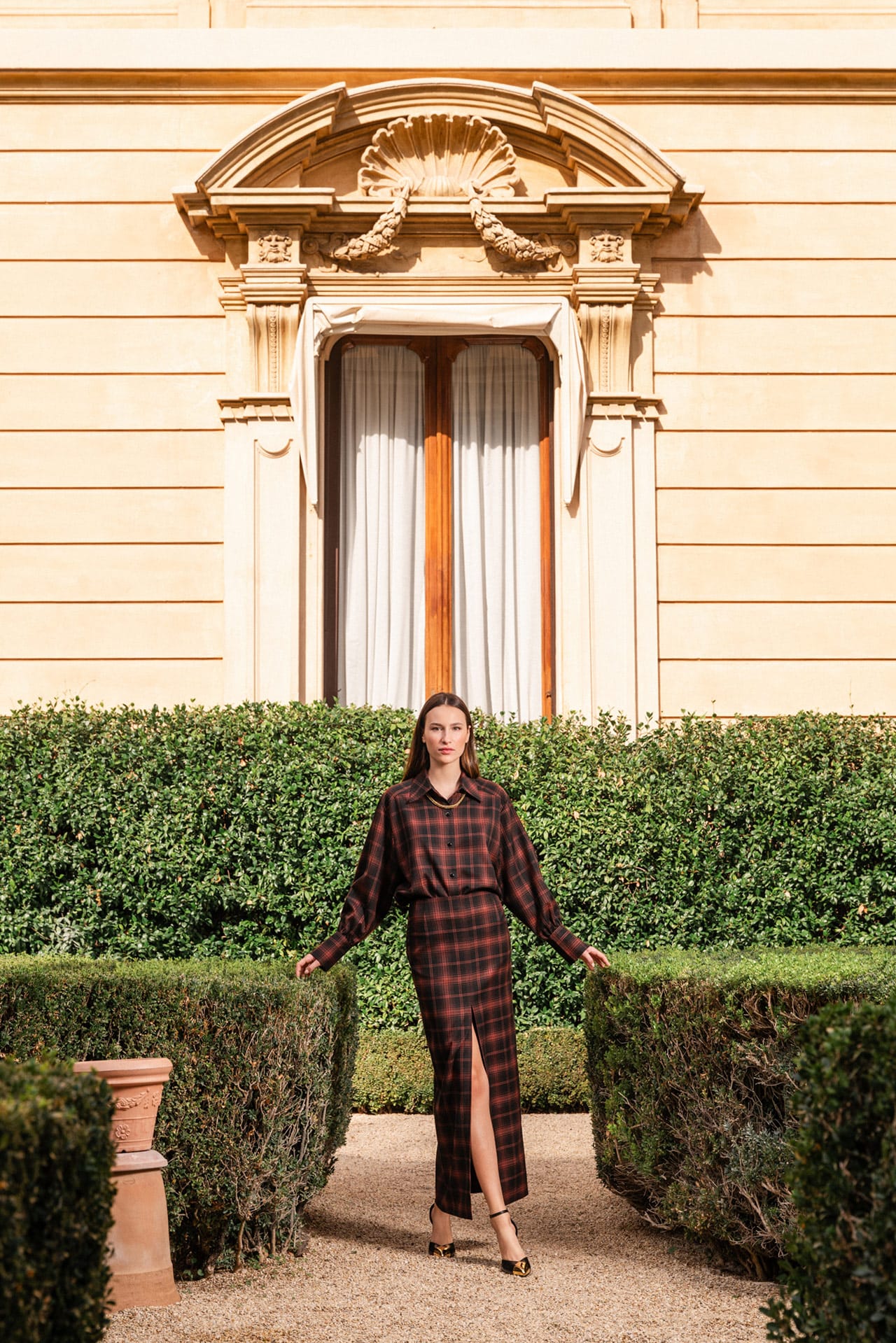 Outfit donna con camicia over tartan nero e marrone – look elegante POUPINE
