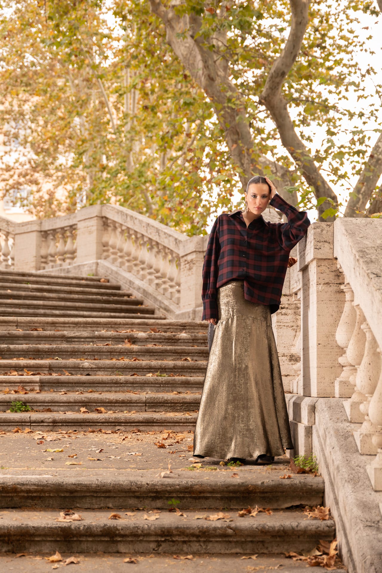 Modella con camicia over blu e bordeaux abbinata a gonna a sirena oro – outfit elegante e moderno donna POUPINE